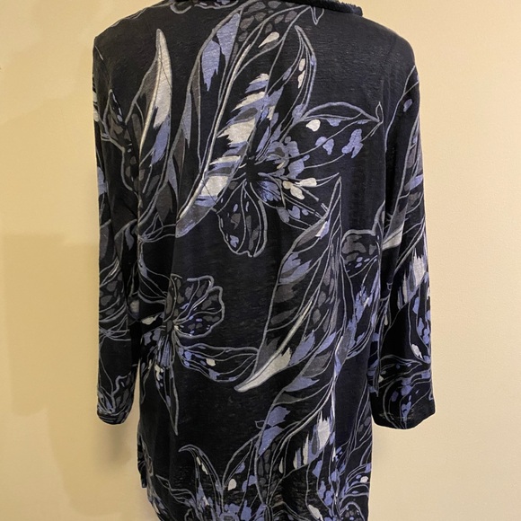 Chico’s Women's Navy Blue Floral Line Top size Medium - Picture 5 of 11